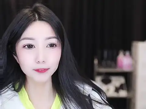 Snapshot of Nuyoah-77 chatting on 11.17.25 Nuyoah-77 online show from 11.17.25