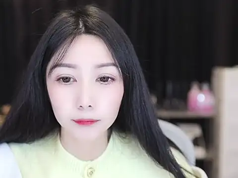 Snapshot of Nuyoah-77 chatting on 11.20.25 Nuyoah-77 online show from 11.20.25