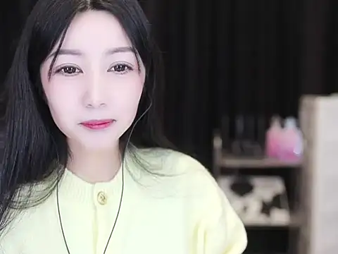 Snapshot of Nuyoah-77 chatting on 11.24.25 Nuyoah-77 online show from 11.24.25