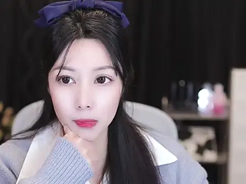 Snapshot of Nuyoah-77 chatting on 12.14.25 Nuyoah-77 online show from 12.14.25