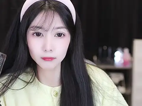 Snapshot of Nuyoah-77 chatting on 12.15.25 Nuyoah-77 online show from 12.15.25