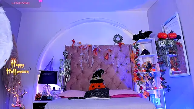 Snapshot of LadyAvalon chatting on 10.31.25 LadyAvalon online show from 10.31.25