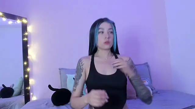 Snapshot of ValeriaCox chatting on 02.08.25 ValeriaCox online show from 02.08.25