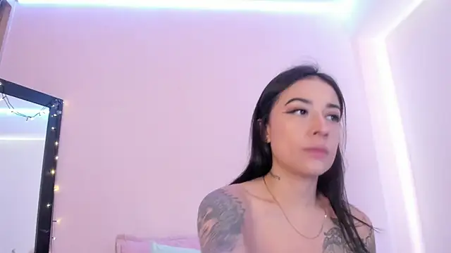 Snapshot of ValeriaCox chatting on 02.18.25 ValeriaCox online show from 02.18.25