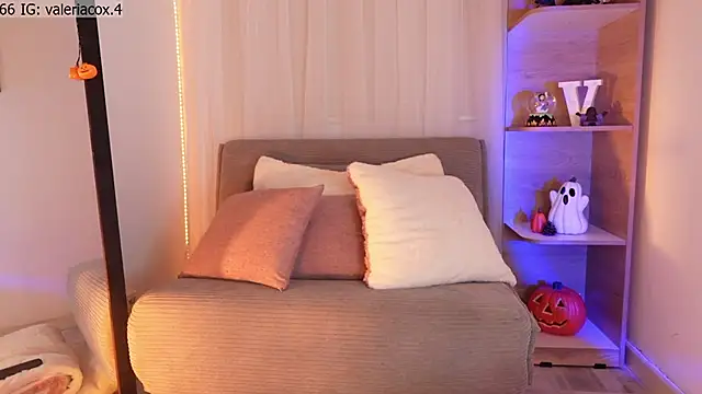 Snapshot of ValeriaCox chatting on 10.24.25 ValeriaCox online show from 10.24.25