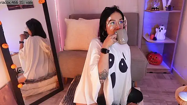 Snapshot of ValeriaCox chatting on 10.29.25 ValeriaCox online show from 10.29.25