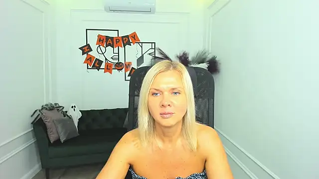 AgathaKlouin online show from 10.30.25