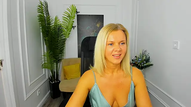 AgathaKlouin online show from 11.25.25