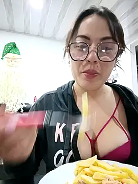 Snapshot of Lesly_10- chatting on 11.12.25 Lesly 10- online show from 11.12.25