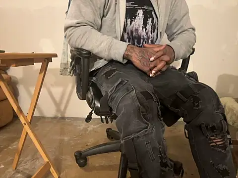 Snapshot of SluttyLyfe4L chatting on 12.01.24 SluttyLyfe4L online show from 12.01.24