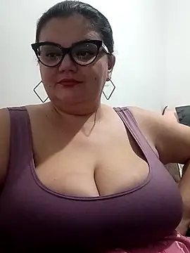 Snapshot of Madisonpalacio chatting on 10.22.25 Madisonpalacio online show from 10.22.25