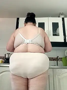 Snapshot of Madisonpalacio chatting on 10.28.25 Madisonpalacio online show from 10.28.25