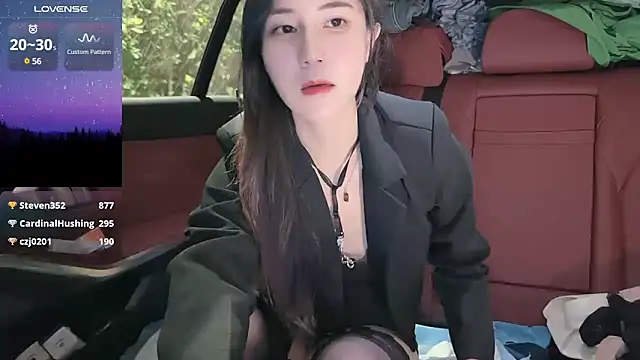 Snapshot of newwell chatting on 02.16.25 newwell online show from 02.16.25