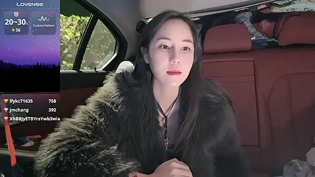 Snapshot of newwell chatting on 02.18.25 newwell online show from 02.18.25