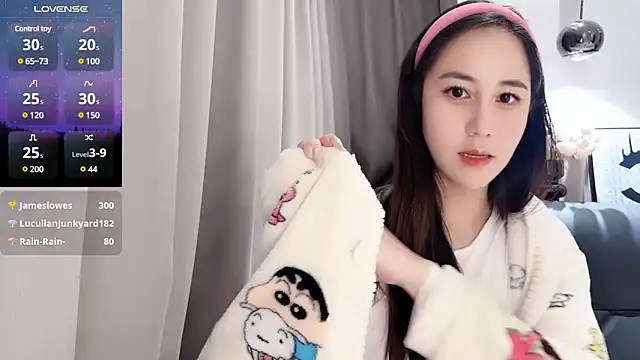 Snapshot of newwell chatting on 03.04.25 newwell online show from 03.04.25