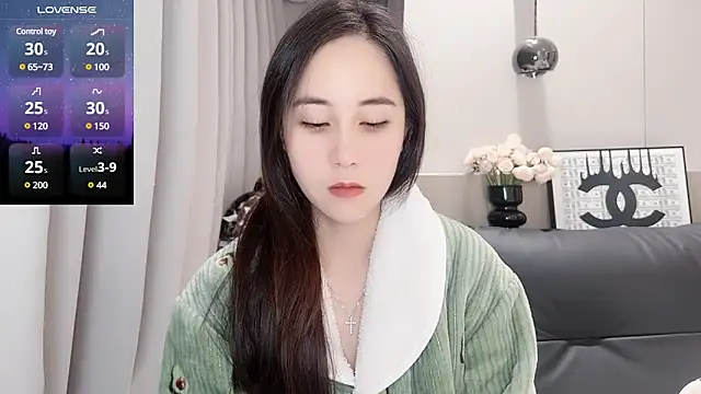 Snapshot of newwell chatting on 03.06.25 newwell online show from 03.06.25