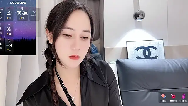 Snapshot of newwell chatting on 03.06.25 newwell online show from 03.06.25