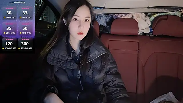 Snapshot of newwell chatting on 03.08.25 newwell online show from 03.08.25