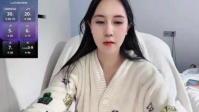 Snapshot of newwell chatting on 03.16.25 newwell online show from 03.16.25