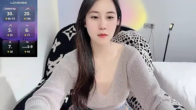 Snapshot of newwell chatting on 03.18.25 newwell online show from 03.18.25