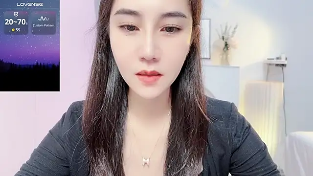 Snapshot of newwell chatting on 10.20.25 newwell online show from 10.20.25