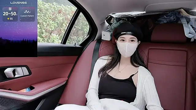 Snapshot of newwell chatting on 11.04.25 newwell online show from 11.04.25