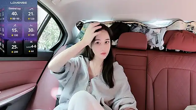 Snapshot of newwell chatting on 11.06.25 newwell online show from 11.06.25