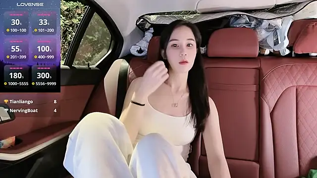 Snapshot of newwell chatting on 11.06.25 newwell online show from 11.06.25