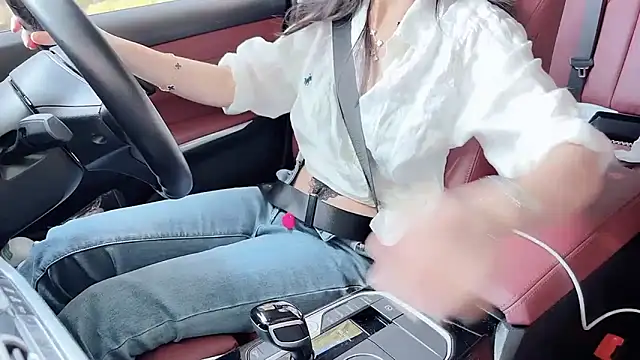 Snapshot of newwell chatting on 11.25.25 newwell online show from 11.25.25