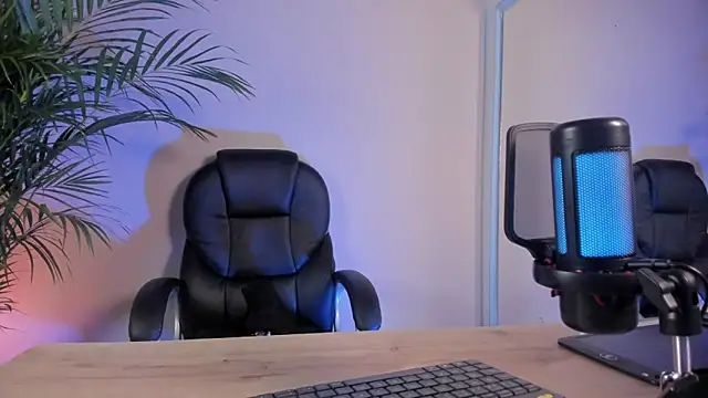 Snapshot of zoe_roux21 chatting on 02.13.26 zoe roux21 online show from 02.13.26