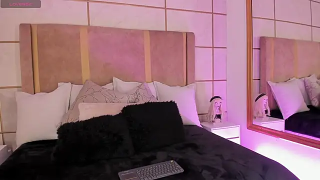 Snapshot of Kittenmeuw chatting on 01.14.25 Kittenmeuw online show from 01.14.25