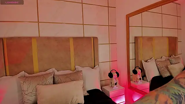 Snapshot of Kittenmeuw chatting on 02.23.25 Kittenmeuw online show from 02.23.25