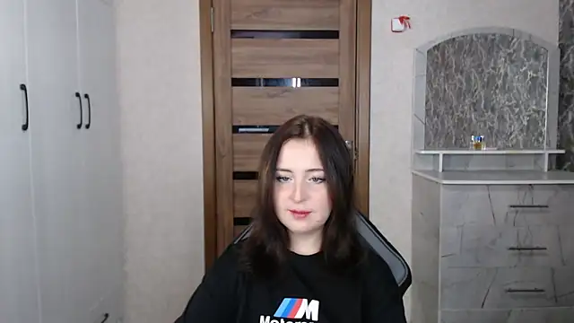 Snapshot of Kristy-Max chatting on 10.27.25 Kristy-Max online show from 10.27.25