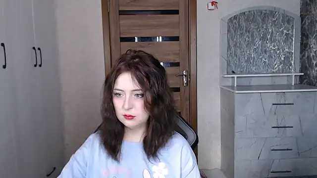 Snapshot of Kristy-Max chatting on 11.04.25 Kristy-Max online show from 11.04.25