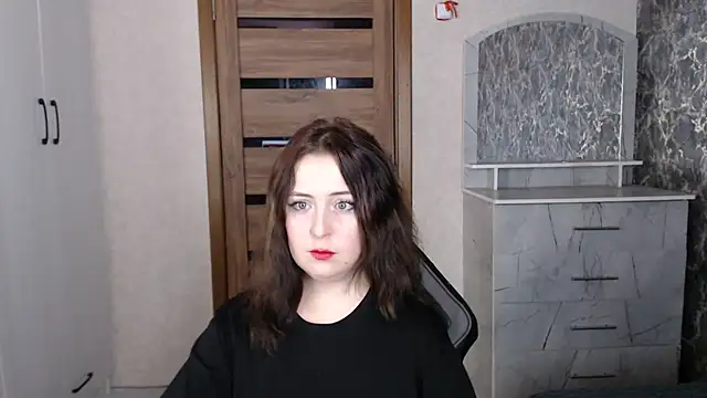 Snapshot of Kristy-Max chatting on 11.04.25 Kristy-Max online show from 11.04.25