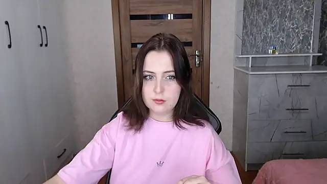 Snapshot of Kristy-Max chatting on 11.15.25 Kristy-Max online show from 11.15.25