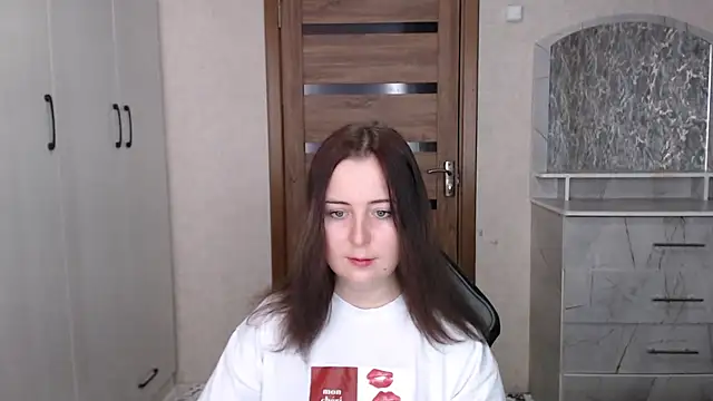 Snapshot of Kristy-Max chatting on 11.21.25 Kristy-Max online show from 11.21.25