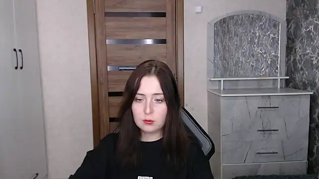 Snapshot of Kristy-Max chatting on 11.21.25 Kristy-Max online show from 11.21.25