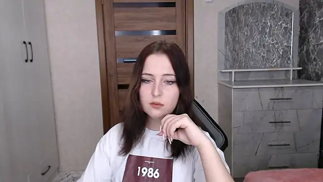 Snapshot of Kristy-Max chatting on 11.22.25 Kristy-Max online show from 11.22.25