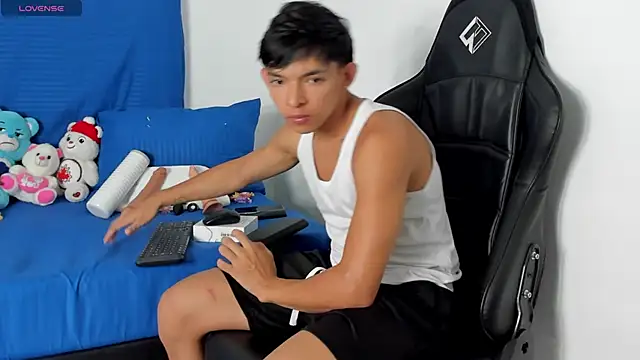 Snapshot of Tonny_twink_ chatting on 04.20.26 Tonny twink online show from 04.20.26