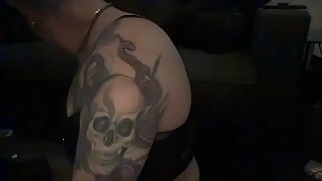 Snapshot of RavenRayyy chatting on 11.18.25 RavenRayyy online show from 11.18.25