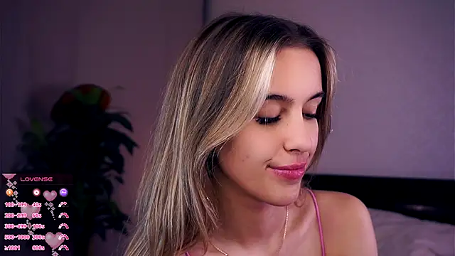 Snapshot of FannyHewson chatting on 10.14.25 FannyHewson online show from 10.14.25