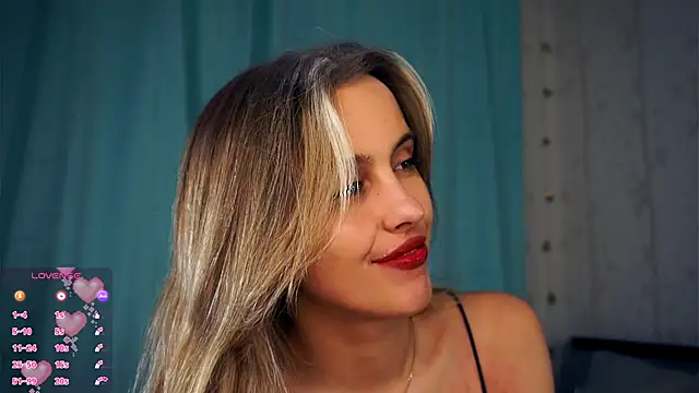 Snapshot of FannyHewson chatting on 10.18.25 FannyHewson online show from 10.18.25