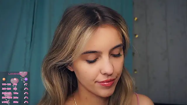 Snapshot of FannyHewson chatting on 10.25.25 FannyHewson online show from 10.25.25