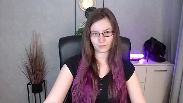 emmaxDelight online show from 12.15.25