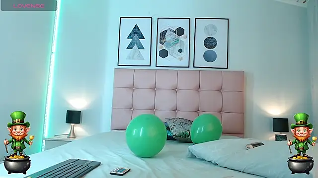 zoe jones13 online show from 03.18.25