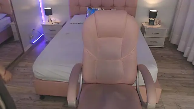 zoe jones13 online show from 12.19.25