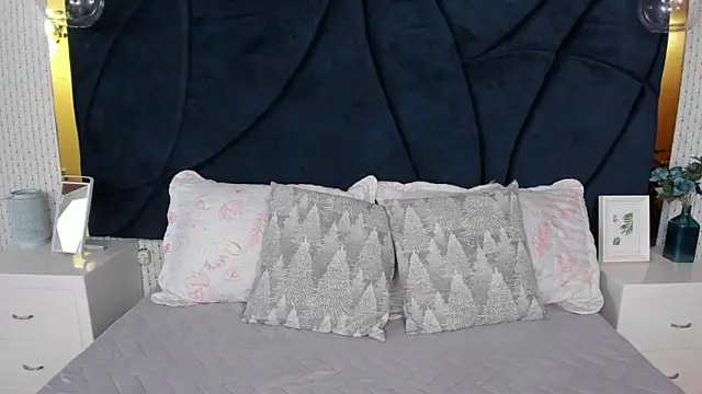 Snapshot of LARISSAEVANS chatting on 11.12.25 LARISSAEVANS online show from 11.12.25