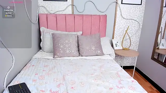 Snapshot of LARISSAEVANS chatting on 11.26.25 LARISSAEVANS online show from 11.26.25