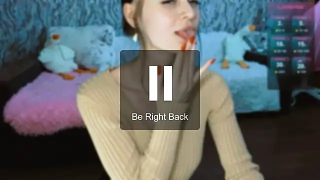 Snapshot of Elfanna chatting on 03.13.25 Elfanna online show from 03.13.25